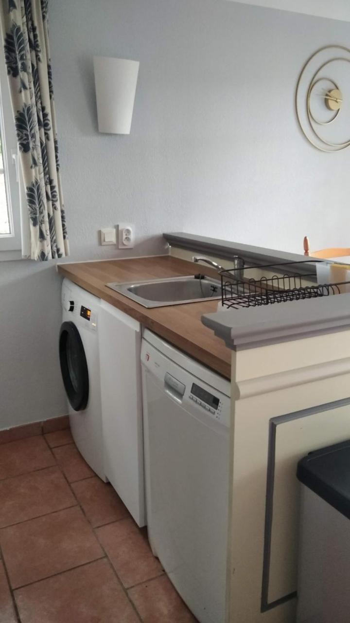 Holiday home Maison Les Pieds Dans L'eau, Piscine Et A Pieds
